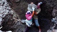 Pasir dicari secara  bersam-sama dengan cangkul dan linggis.