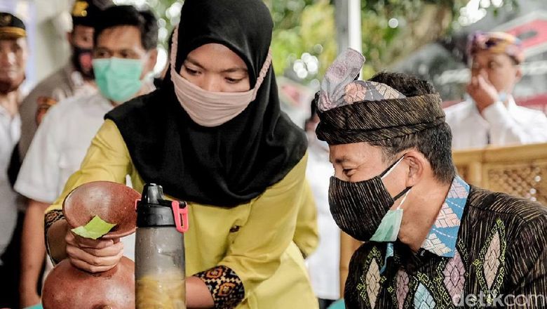 Meski Hujan Deras, Menparekraf Sandi Tetap Sapa Masyarakat Bahas Soal MotoGP Meski Hujan Deras, Menparekraf Sandi Tetap Sapa Masyarakat Bahas Soal MotoGP