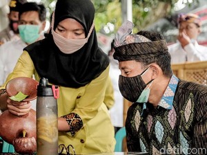 Diiringi Hujan Deras, Sandiaga Ngobrol MotoGP dengan Warga Lombok