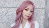 Penampilan Sakura memang memikat hati! (Foto: dok. Instagram @39saku_chan/@official_izone) 