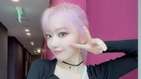 Bersama IZ*ONE, kegiatan Sakura berpindah-pindah dari Korea dan Jepang. (Foto: dok. Instagram @39saku_chan/@official_izone) 