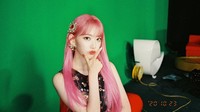 Miyawaki Sakura juga pernah jadi bintang utama di variety show Everyones Kitchen. (Foto: dok. Instagram @39saku_chan/@official_izone) 