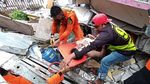 Momen Dramatis Petugas Gabungan Evakuasi Korban Gempa di Mamuju