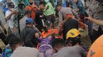 Momen Dramatis Petugas Gabungan Evakuasi Korban Gempa di Mamuju