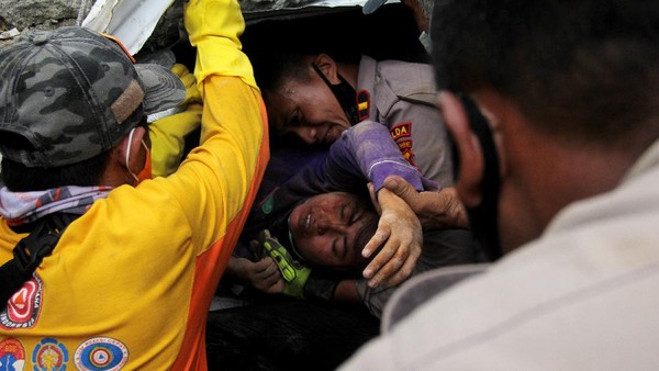 Momen Dramatis Petugas Gabungan Evakuasi Korban Gempa di Mamuju