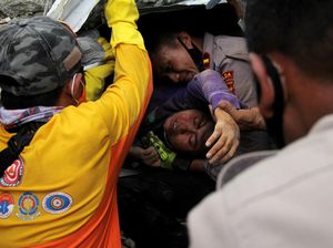 Momen Dramatis Petugas Gabungan Evakuasi Korban Gempa di Mamuju
