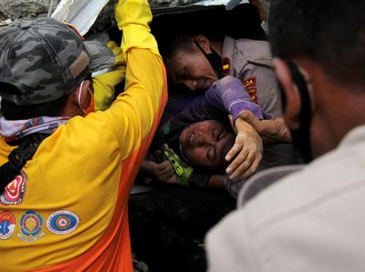 Momen Dramatis Petugas Gabungan Evakuasi Korban Gempa di Mamuju