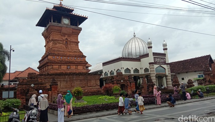 Objek wisata Masjid, Makam, dan Menara Kudus, Jumat (15/1/2021)