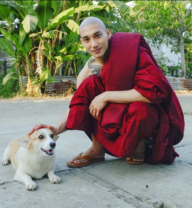 Ternyata dia seorang aktor serta model yang sangat terkenal di Myanmar. Paing Takhon menjadi biksu dan menjalani kehidupan sebagai biksu di kuil selama 10 hari. Foto: Instagram/@paing_takhon