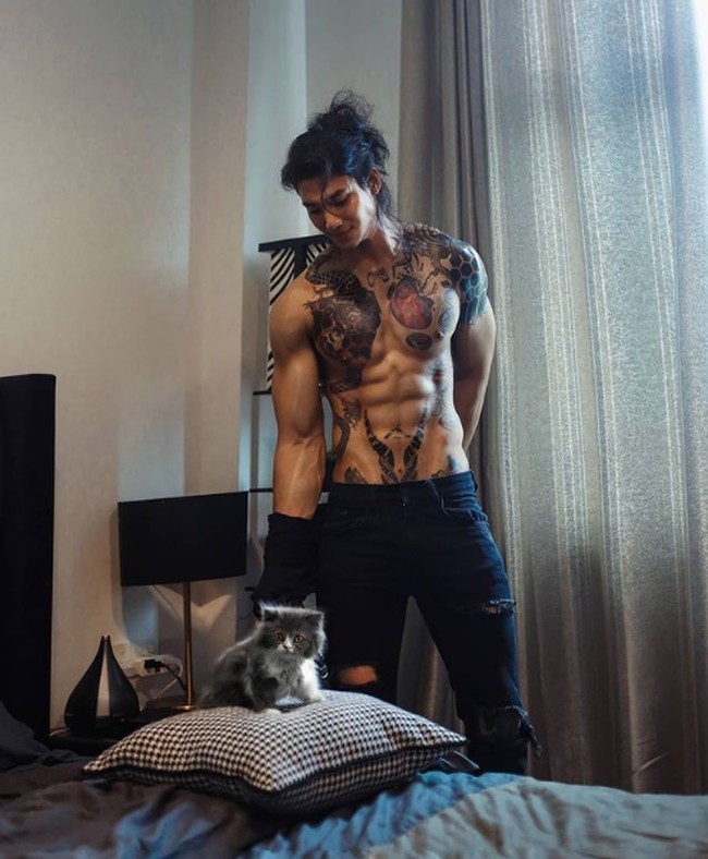 Pria 24 tahun ini dikenal sebagai aktor dan model asal Myanmar. Bertubuh atletis dengan perawakan mirip Jason Momoa, Takhon mendapat julukan Aquaman dari Asia. (Foto: Instagram/@paing_takhon)