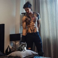 Pria 24 tahun ini dikenal sebagai aktor dan model asal Myanmar. Bertubuh atletis dengan perawakan mirip Jason Momoa, Takhon mendapat julukan Aquaman dari Asia. (Foto: Instagram/@paing_takhon)