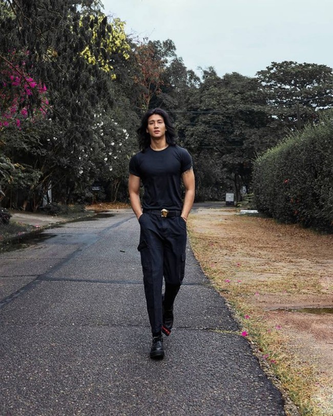 Tak hanya piawai berakting, Paing Takhon juga bersuara merdu. Dia mulai menunjukkan bakat menyanyi pada 2017 ketika merilis album perdananya bertajuk Chit Thu. Semua keuntungan dari penjualan album ia donasikan untuk anak-anak yatim piatu di panti asuhn. Foto: Instagram/@paing_takhon