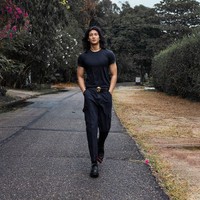 Tak hanya piawai berakting, Paing Takhon juga bersuara merdu. Dia mulai menunjukkan bakat menyanyi pada 2017 ketika merilis album perdananya bertajuk Chit Thu. Semua keuntungan dari penjualan album ia donasikan untuk anak-anak yatim piatu di panti asuhn. Foto: Instagram/@paing_takhon