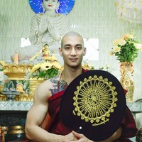 Akhir tahun lalu, Paing Takhon mendedikasikan dirinya sebagai biksu. Menghabiskan Tahun Baru 2021 dengan menjadi biksu selama 10 hari dan saya merasa sangat damai dan lebih mengenal diri sendiri... tulisnya di Instagram. (Foto: Instagram/@paing_takhon)