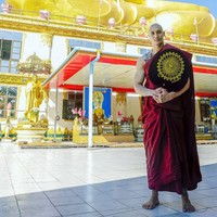 Menghabiskan Tahun Baru 2021 dengan menjadi biksu selama 10 hari dan saya merasa sangat damai dan lebih mengenal diri sendiri... tulisnya pada caption foto Instagram yang diunggah Selasa (12/01/2021). Foto: Instagram/@paing_takhon