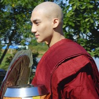 Paing Takhon viral pada 2021 usai dia mengunggah fotonya ke media sosial. Paing mengaku menjadi biksu selama 10 hari. Menghabiskan Tahun Baru 2021 dengan menjadi biksu selama 10 hari dan saya merasa sangat damai dan lebih mengenal diri sendiri... tulisnya pada caption foto Instagram. Foto: Instagram/@paing_takhon