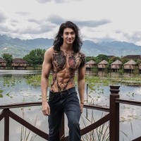 Orang-orang mengenalnya sebagai Aquaman dari Asia karena ia kerap tampil dengan rambut gondrong dan perut berotot sixpack, seperti karakter Aquaman yang diperankan Jason Momoa. Foto: Instagram/@paing_takhon