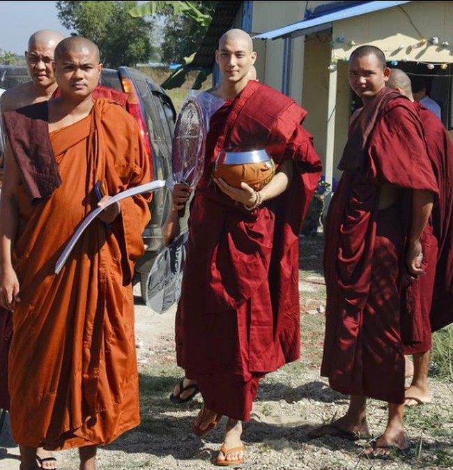 Di negaranya, Paing Takhon lalu menjadi kontroversi setelah mengambil bagian dalam aksi protes menentang kudeta militer. Ia juga vokal mendukung Aung San Suu Kyi, tokoh wanita pro-demokrasi Myanmar yang saat ini mendekam di penjara karena dituduh melawan militer dan melanggar peraturan COVID-19. (Foto: Instagram/@paing_takhon)