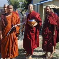 Di negaranya, Paing Takhon lalu menjadi kontroversi setelah mengambil bagian dalam aksi protes menentang kudeta militer. Ia juga vokal mendukung Aung San Suu Kyi, tokoh wanita pro-demokrasi Myanmar yang saat ini mendekam di penjara karena dituduh melawan militer dan melanggar peraturan COVID-19. (Foto: Instagram/@paing_takhon)