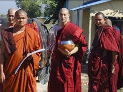 10 Potret Biksu Ganteng Viral yang Ternyata Model Berhati Dermawan