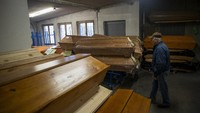 Sebuah krematorium di kawasan Meissen di negara bagian Saxony, menjadi saksi parahnya virus Corona melanda wilayah Jerman. Di krematorium itu terlihat peti mati ditumpuk hingga tiga tingkat atau bahkan disimpan di lorong-lorong menunggu dikremasi. Getty Images/Maja Hitij.