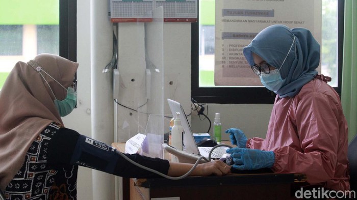 Para Nakes Disuntik Vaksin Corona di Puskesmas Kebayoran Lama Proses vaksinasi COVID-19 digelar di Puskesmas Kebayoran Lama, Jakarta. Para tenaga kesehatan mendapat suntikan vaksin COVID-19 dosis pertama.