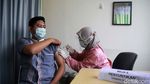 Para Nakes Disuntik Vaksin Corona di Puskesmas Kebayoran Lama