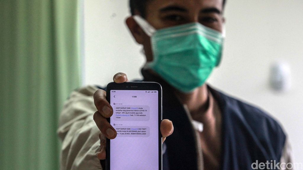Proses vaksinasi COVID-19 digelar di Puskesmas Kebayoran Lama, Jakarta. Para tenaga kesehatan mendapat suntikan vaksin COVID-19 dosis pertama.