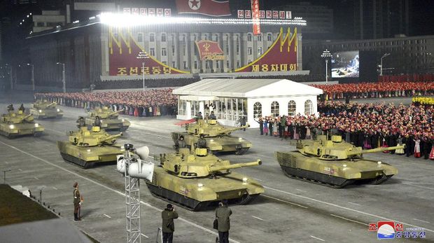 Parade militer di Lapangan Kim Il Sung di Pyongyang, Korea Utara Kamis, 14 Januari 2021. (Korean Central News Agency/Korea News Service via AP) In this photo provided by the North Korean government, a tank unit parades during a military parade marking the ruling party congress, at Kim Il Sung Square in Pyongyang, North Korea Thursday, Jan. 14, 2021. North Korea rolled out developmental ballistic missiles designed to be launched from submarines and other military hardware in a parade that punctuated leader Kim Jong Un’s defiant calls to expand his nuclear weapons program. Independent journalists were not given access to cover the event depicted in this image distributed by the North Korean government. The content of this image is as provided and cannot be independently verified. Korean language watermark on image as provided by source reads: