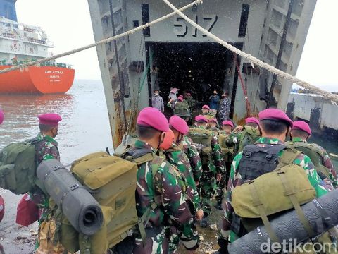 Pasukan TNI AU dan TNI AL dikerahkan untuk operasi pencarian dan penyelamatan korban gempa di Sulbar (Tim detikcom)