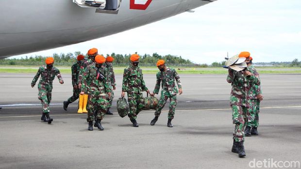 Pasukan TNI AU dan TNI AL dikerahkan untuk operasi pencarian dan penyelamatan korban gempa di Sulbar (Tim detikcom)