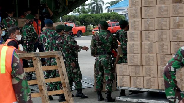 Prajurit TNI bersiap memasuki Pesawat Hercules A 1321 TNI AU yang membawa bantuan logistik untuk korban gempa bumi Majene di Lanud Halim Perdanakusuma, Jakarta, Jumat (15/1/2021). TNI AU menyiapkan sejumlah alutsista untuk mengangkut prajurit TNI dalam membantu proses operasi SAR, evakuasi bencana, dan menyalurkan bantuan logistik kepada masyarakat terdampak bencana gempa bumi di Sulawesi Barat.