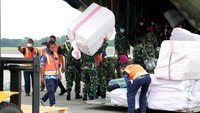 Prajurit TNI memasuki logistik ke lambung Pesawat Hercules A 1321 TNI AU yang membawa bantuan logistik untuk korban gempa bumi Majene di Lanud Halim Perdanakusuma, Jakarta, Jumat (15/1/2021).