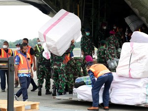 TNI AU Kerahkan 2 Hercules ke Sulbar-Kalsel, Angkut Personel-Logistik-Tenda
