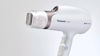 Hair dryer pintar Panasonic Nanoe EH-NA67-W bisa mengurangi kerusakan rambut akibat menyisir setiap hari. Teknologi Nanoe menarik kelembapan dari udara untuk mengeringkan rambut tanpa membuat rambut kering dan rapuh. (Panasonic)