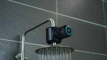 Ampere Bluetooth Shower Speaker memutar audio secara wireless dari ponsel atau perangkat lain yang kompatibel. Gadget ini juga memanfaatkan aliran air dari shower sebagai sumber tenaganya (Ampere Bluetooth)
