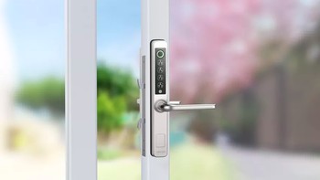 Gagang pintu digital Lockly Guard dibuat untuk dipasang pada pintu geser atau ayun. Saat dipasangkan dengan aksesori Secure Link WiFi Hub, kuncinya akan berfungsi dengan asisten virtual Alexa dan Google Assistant. (Lockly Guard)
