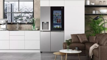 LG InstaView terbaru, ada kulkas yang bisa terbuka pintunya dengan menggunakan perintah suara dan dilengkapi dispenser air yang menggunakan sinar UV untuk mensterilkan minuman (LG)