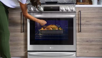 Oven LG InstaView, pengguna bisa mengetuknya dua kali untuk menyalakan lampu dan melihat isi oven dari luar. Seri ini juga dilengkapi panel LED dengan tampilan futuristik, dan dapat dikontrol melalui aplikasi ThinQ LG untuk memanaskannya sebelum memasak dan pemantauan dari jarak jauh. (LG)