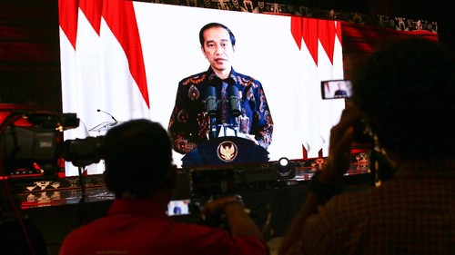 Ketua Dewan Komisioner OJK Wimboh Santoso (kiri) memberikan sambutan yang disaksikan secara virtual oleh Presiden Joko Widodo (kanan) saat pertemuan tahunan OJK di Jakarta, Jumat (15/1/2021). OJK sudah menyiapkan berbagai kebijakan stimulus lanjutan untuk tetap menjaga industri jasa keuangan dan meningkatkan kontribusinya dalam mendorong serta memulihkan perekonomian nasional yang termuat dalam Masterplan Sektor Jasa Keuangan Indonesia (MPSJKI) 2021  2025. ANTARA FOTO/Rivan Awal Lingga/foc.