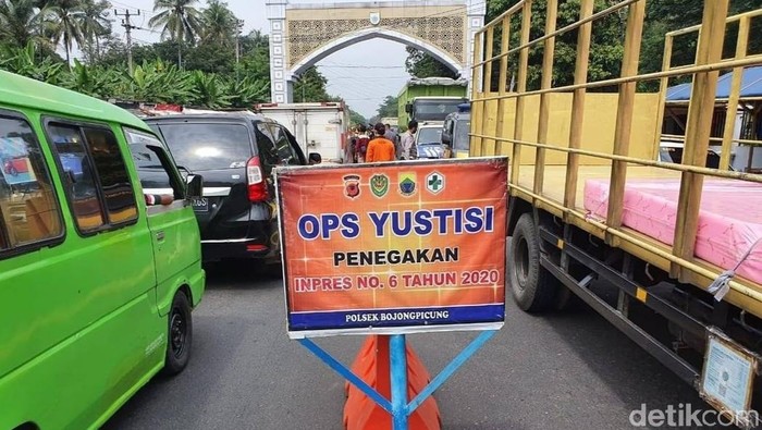Petugas gabungan melakukan pemeriksaan di perbatasan Cianjur-Kabupaten Bandung Barat.
