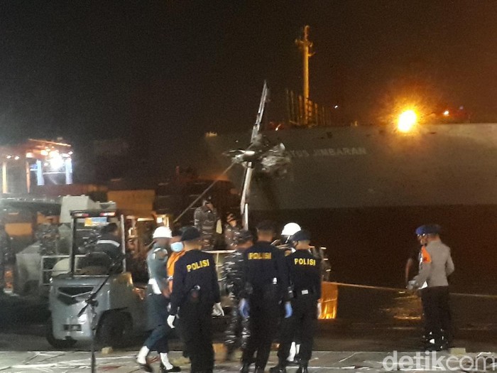 Petugas menemukan 2 komponen mesin pesawat Sriwijaya Air SJ182 (Azhar/detikcom)