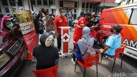 Seperti diketahui, terapi plasma darah COVID-19 menjadi salah satu perawatan yang dilakukan pada pasien Corona. Metode penyembuhan ini memanfaatkan antibodi di dalam darah pasien sembuh Corona dan diberikan pada pasien COVID-19 yang masih terinfeksi.