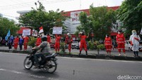 Belasan relawan Palang Merah Indonesia Kota Surakarta berbaris di depan kantor PMI Surakarta untuk mengkampanyekan donor plasma konvalesen, Jumat (15/1/2021).