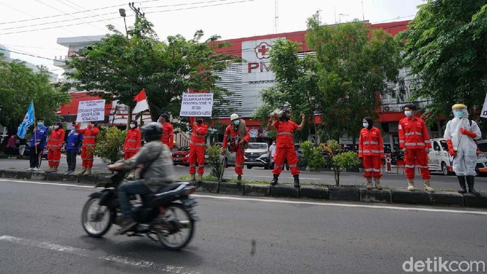 PMI Ajak Penyintas COVID-19 Donor Plasma Konvalesen Pemerintah tengah menggenjot donor plasma konvalesen. Belasan relawan PMI Kota Surakarta pun melakukan aksi mengkampanyekan donor darah plasma.
