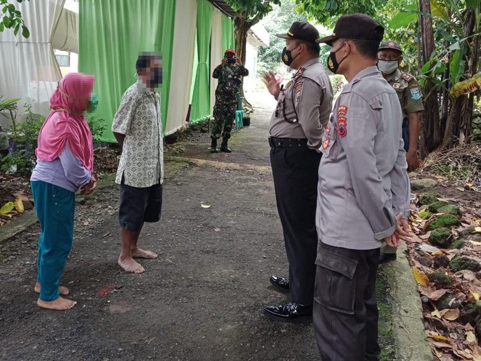 Polisi Purbalingga bubarkan hajatan warga di masa PPKM, Jumat (15/1/2021).