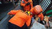Sebelumnya gempa bumi berkekuatan M 6,2 mengguncang Majene, Sulawesi Barat. Gempa tidak berpotensi menimbulkan tsunami. Menurut BMKG, gempa terjadi pada Jumat (15/1) pukul 01.28 WIB. (dok. Basarnas)