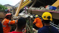 Puluhan rumah rusak akibat gempa ini. Listri juga terputus. (dok. Basarnas)