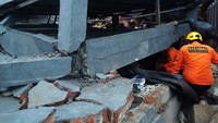 Proses evakuasi terus dilakukan oleh Tim SAR. (dok. Basarnas)