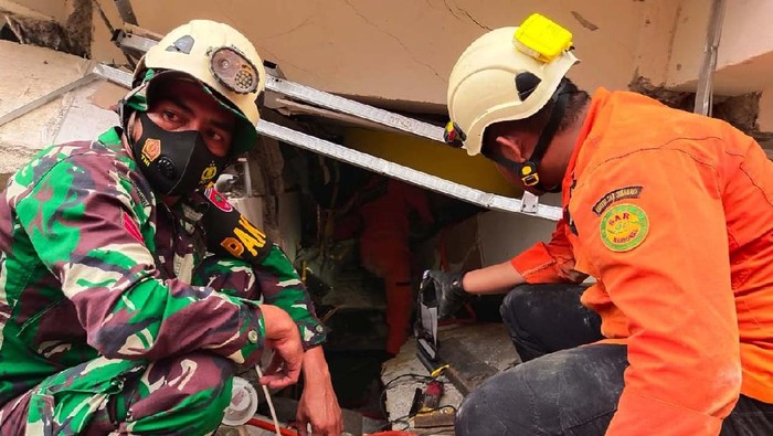 Basarnas melakukan evakuasi para korban gempa yang tertimbun reruntuhan bangunan di Majene, Sulawesi Barat. Gempa dengan magnitudo (M) 6,2 di Majene, Sulbar.